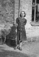 2.1923: Barndommens dør lukkes af Annelise Nielsen. Billedtekst: Foråret 1938 - Netop kommet hjem fra arbejde som Ung Pige i Huset hos enskræddermester på Lolland.