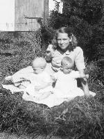 5. 1932: Seksualundervisning i skolen af Elly Eva Lundbæk Ottosen. Billedtekst: August 1947 Som 'nurse' for købmand Rasmussens tvillinger i gården i Bandholm.