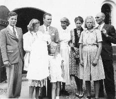 6. 1934: Den dag prinsessen blev sat på porten af Anne Christen Hansen. Billedtekst: Juli 1948 - Hvorup kirke ved fætter Claus dåb.