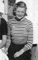 7. 1936: Den urene kvinde af Solveig Hiorth Andersen. Billedtekst: Billedet er taget på en solfyldt forårsdag i skolegården i 1950.