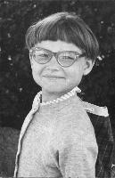 13. 1950: Måske snart voksen af Susanne Nyrop. Billedet er nok fra 1961 taget af en ung mand, der havde stillet sig op ved skolen med kamera og notesblok.