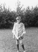 17. 1958: Den første bloddråbe... og lidt mere af Annette Daugaard Bentzen. Billedtekst: Juni 1970. Jeg er 12 år og meget glad, for tante Sigrid har sendt mig en hjemmehæklet poncho i turkis og hvid.