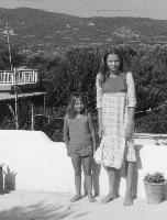 22. 1971: Det naturligt unaturlige af Helene Langager. Billedtekst: Med familien i Grækenland  - 1982.