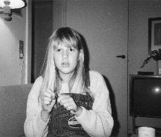 26. 1980: 'Jeg har fået mit lort' af Signe Falck Diederichs. Billedtekst: 11 år. Det er min søster, der spontant har taget billedet, derfor udtrykket i ansigtet.